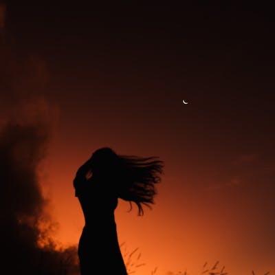 Как Луна влияет на рост волос — научное объяснение